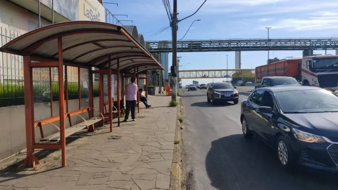 Com faca de churrasco, criminoso assalta pedestres que esperavam ônibus em Canoas
