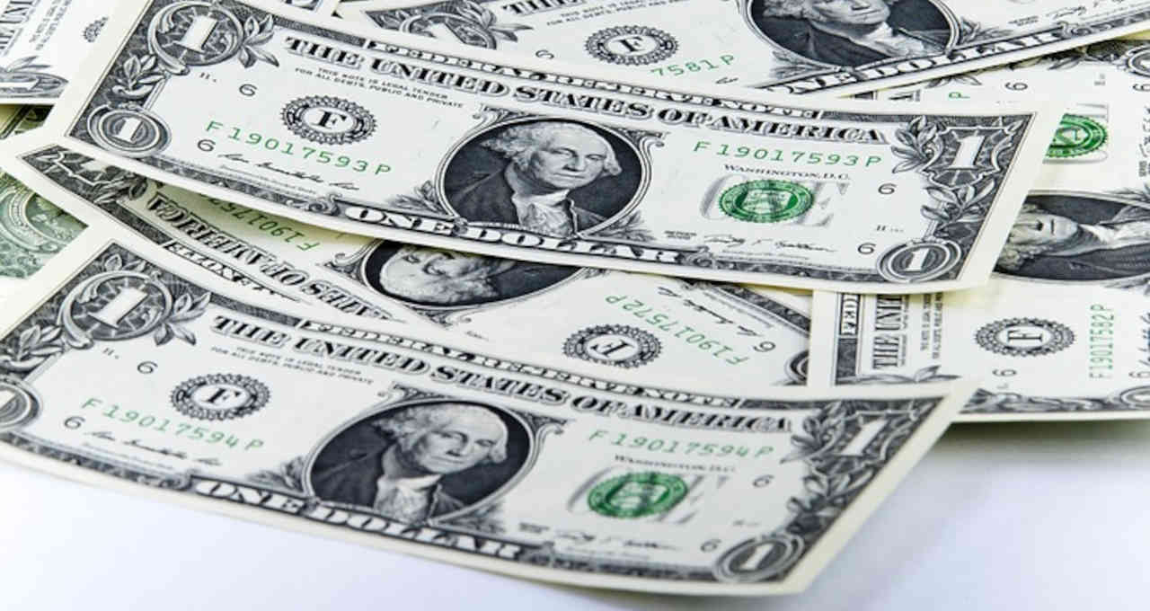 Dólar interrompe sequência de perdas ante real com inflação e política domésticas no radar