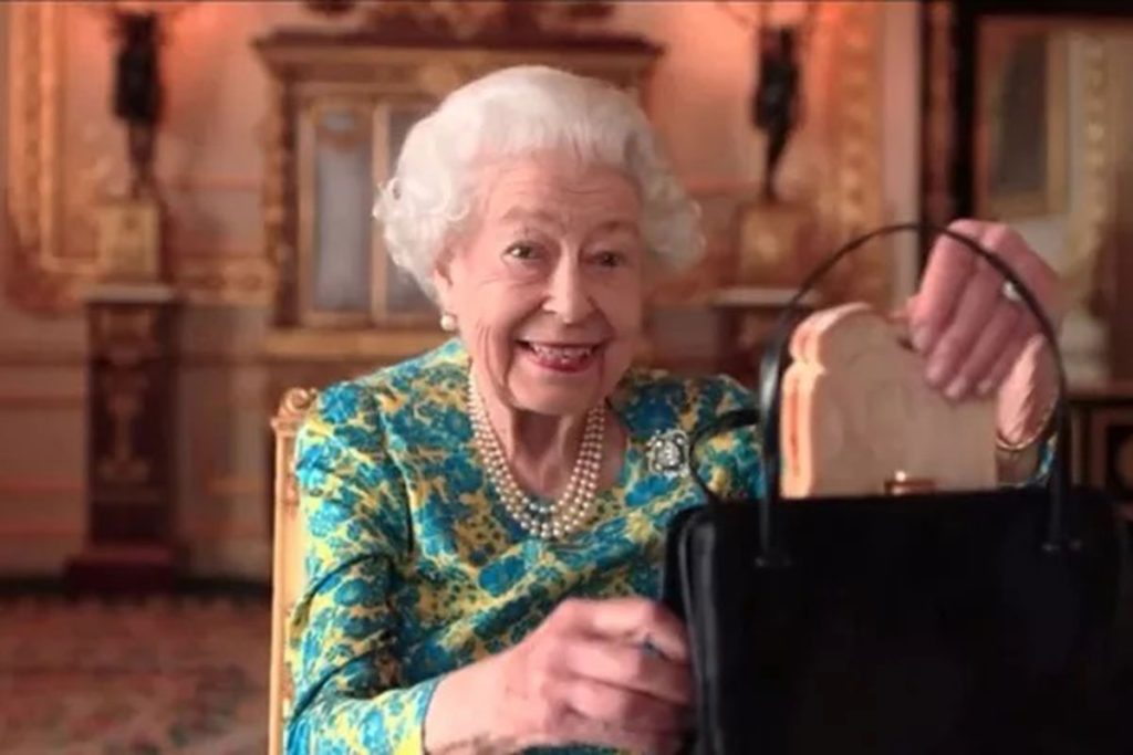 Rainha Elizabeth grava vídeo e diverte a web