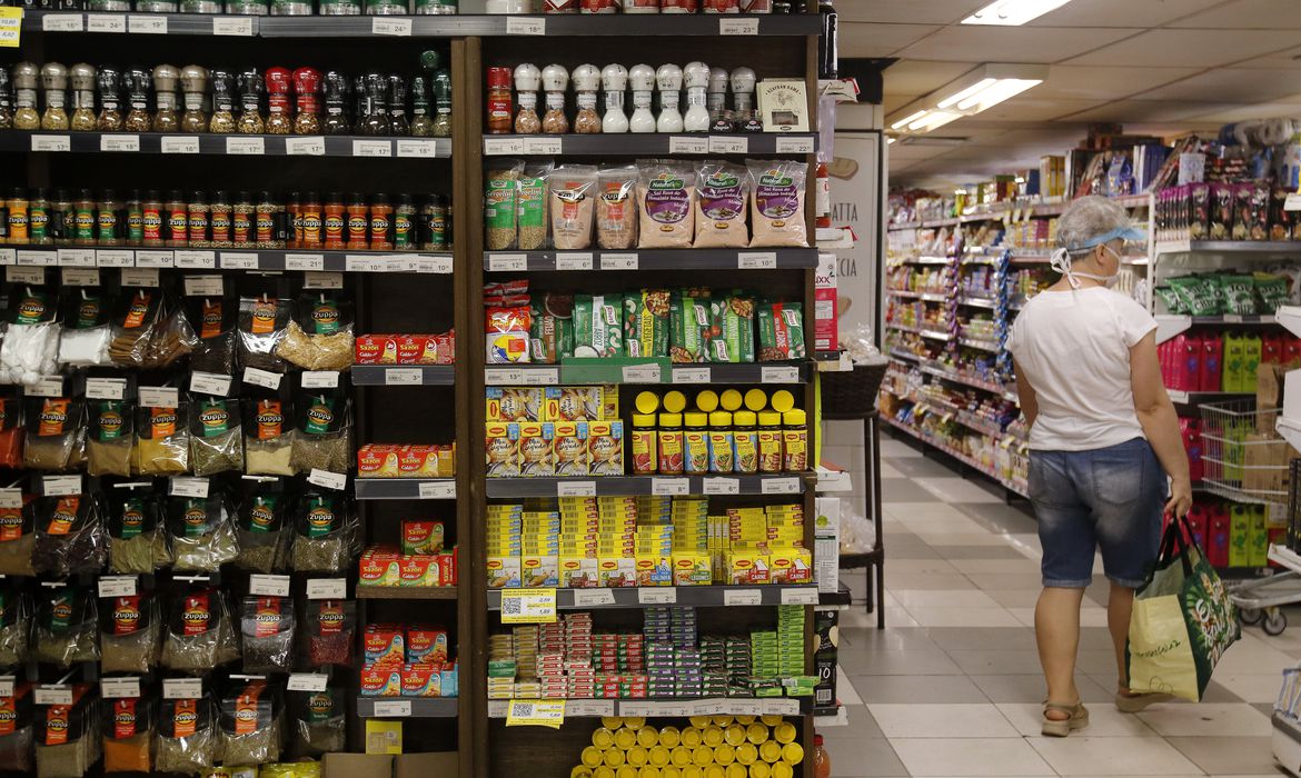 Casal Lucas aprova a diversidade de produtos oferecidos pelo Supermercados Vitória