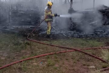 Oito veículos engolidos pelas chamas no pátio da Vaucher