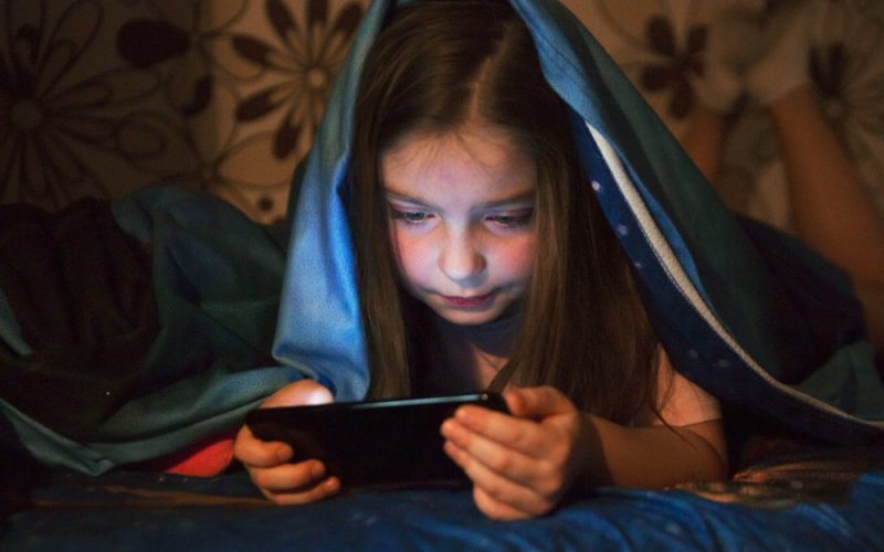 Uso excessivo de telas impactam o desenvolvimento infantil