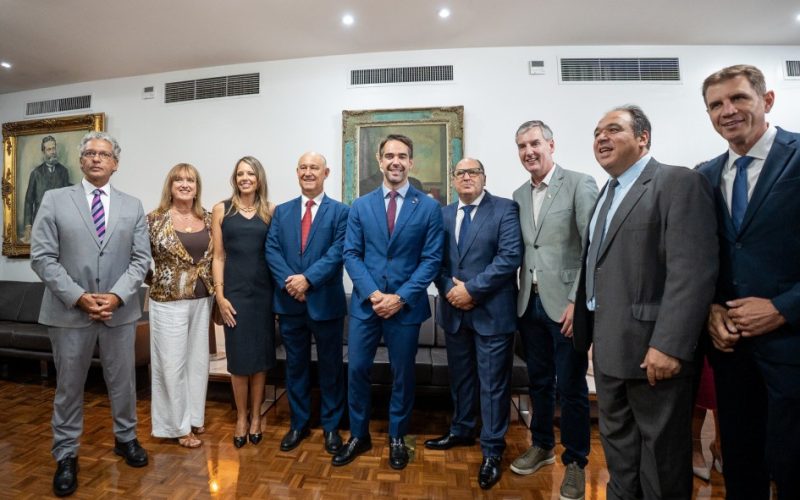 Pepe Vargas se despede com emoção e governador Eduardo Leite promete diálogo com novo presidente da ALRS.