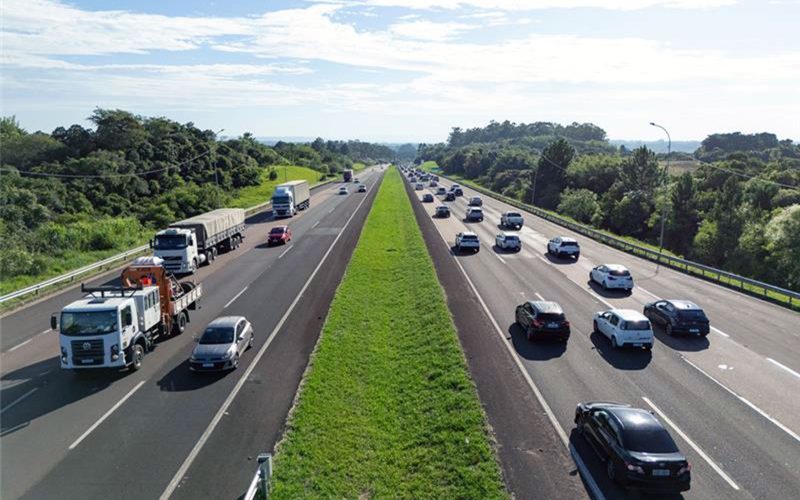 Transmissão ao vivo: Fluxo intenso de veículos na FreeWay em direção ao Litoral Norte.