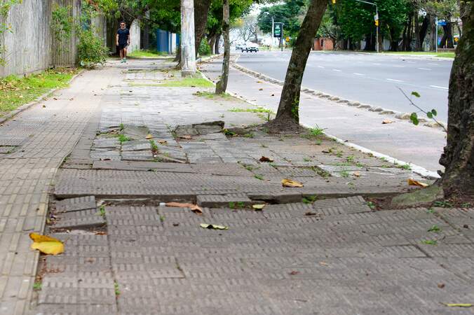 Legislativo de Porto Alegre debate proposta que estabelece normas para calçadas