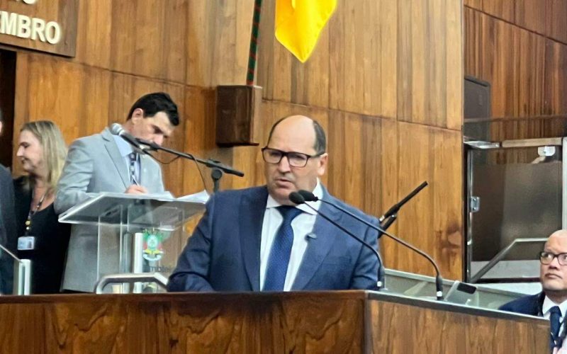Sergio Peres toma posse na presidência da Assembleia Legislativa em cerimônia lotada, destacando a importância do municipalismo e da fé.