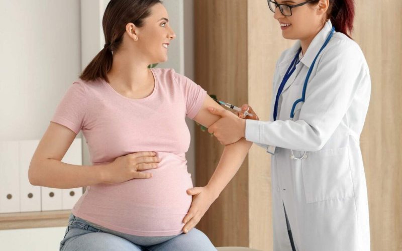 Importância da imunização na gravidez para saúde de mães e recém-nascidos.