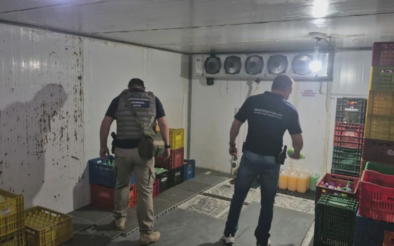 Operação de fiscalização fecha fábrica de sucos e multa supermercados em Porto Alegre