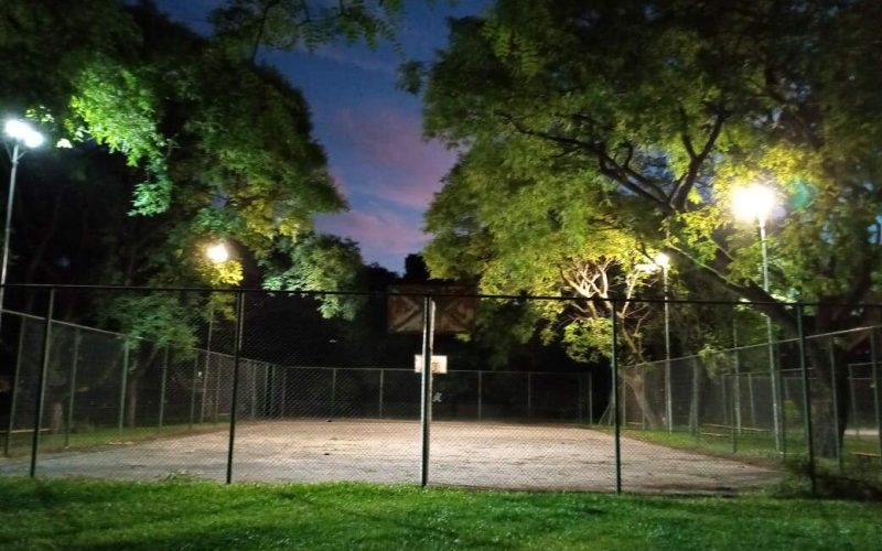 Equipes da prefeitura e concessionária inspecionam parques de Porto Alegre à noite devido a falhas de iluminação