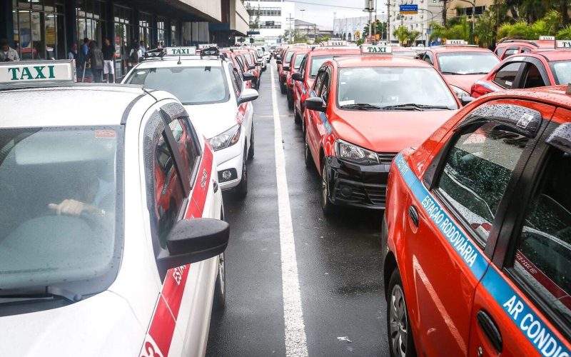 Novo curso gratuito de qualificação para taxistas em Porto Alegre visando grandes eventos
