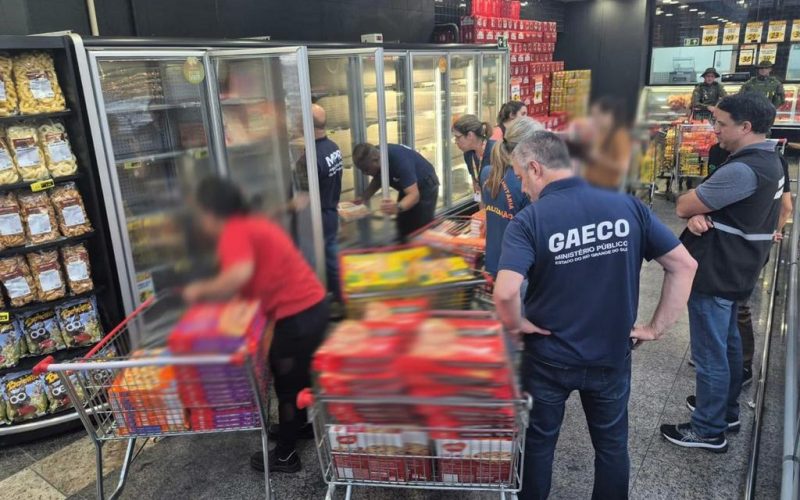 Operação conjunta resulta na apreensão de 900 quilos de produtos inadequados em dois estabelecimentos comerciais de Lajeado