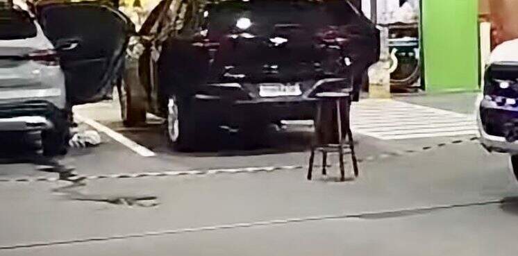 Assassinato a sangue frio: homem é executado a tiros dentro de carro em posto de gasolina na capital gaúcha