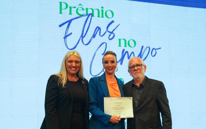 Rádio Grenal recebe duas distinções em evento do Prêmio Elas no Campo