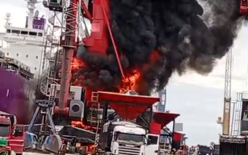 Guindaste pega fogo durante operação de descarga de fertilizantes no Porto de Rio Grande