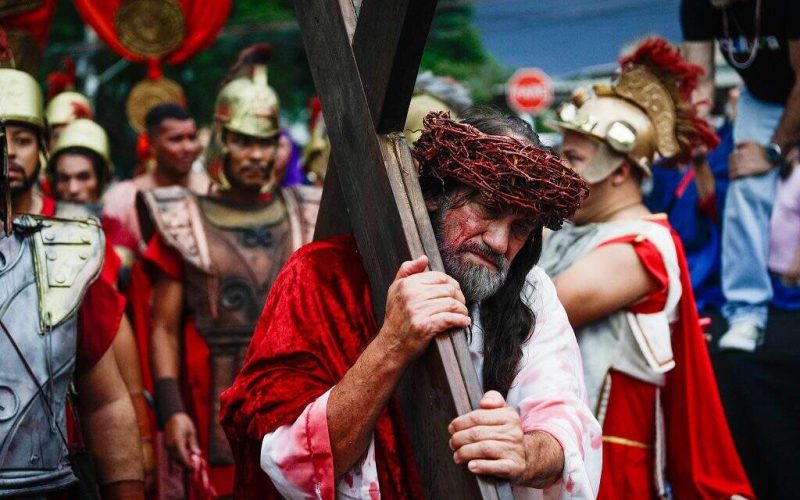 Celebração da Paixão de Cristo acontece na Sexta-feira Santa no Morro da Cruz em Porto Alegre