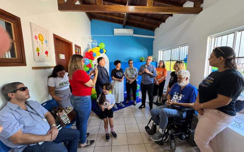 Novo centro de apoio TEAcolhe amplia assistência a crianças autistas em Porto Alegre.