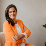 Keila Prado Costa consolida atuação como editora e autora com novo ciclo da KPMO e lançamento de “Filhos das Dores”