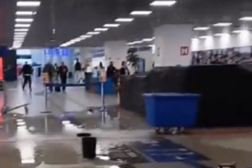 Teto do aeroporto Salgado Filho em Porto Alegre cede devido a vazamento de tubulação