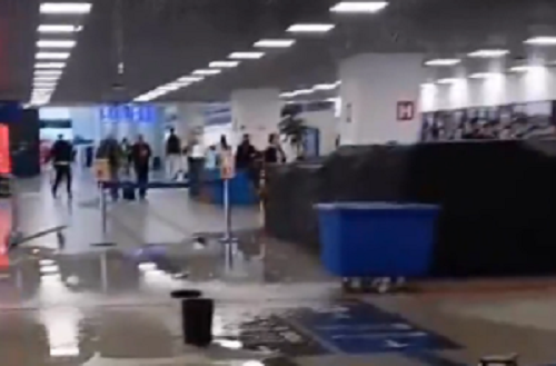 Teto do aeroporto Salgado Filho em Porto Alegre cede devido a vazamento de tubulação